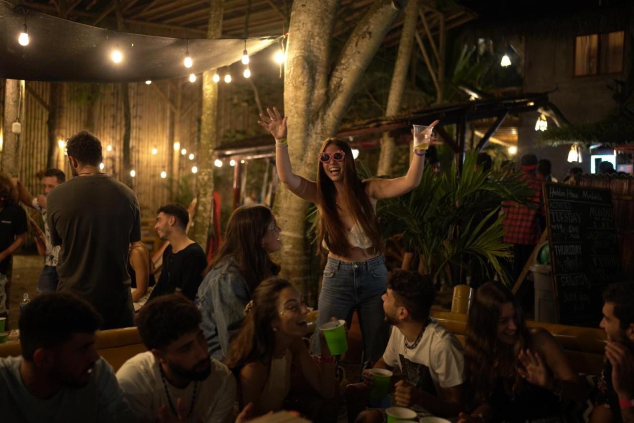 Hidden House Hostel Party Montanita Exterior photo